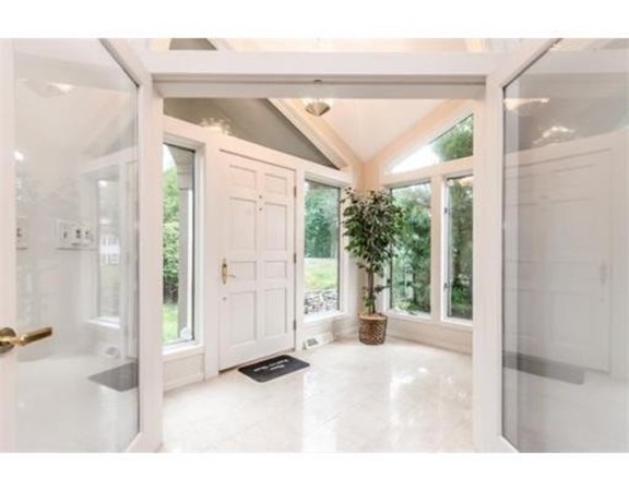 33 Thoreau Circle Beverly, MA 01915 - Photo 6 of 23