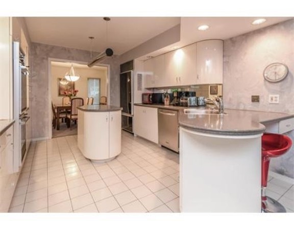 33 Thoreau Circle Beverly, MA 01915 - Photo 7 of 23