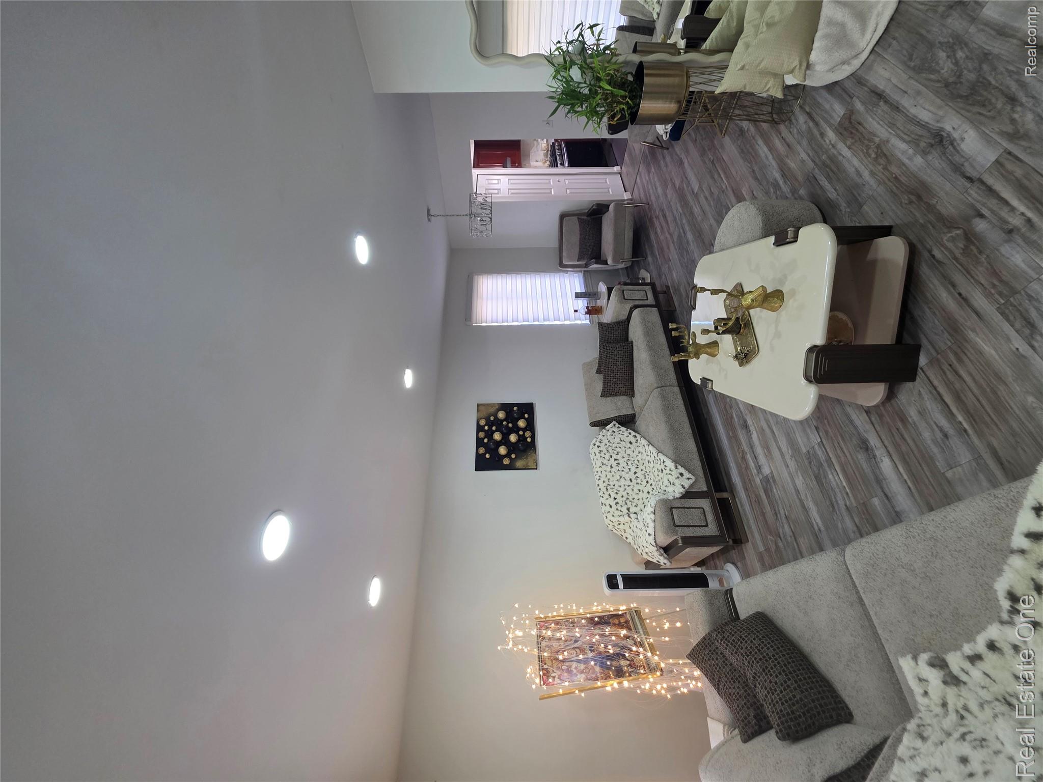 2898 Roundtree Drive Troy, MI 48083 - Photo 8 of 63