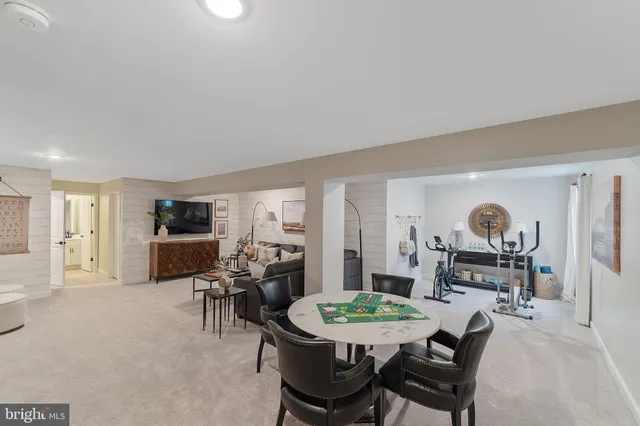 a view of a livingroom with furniture