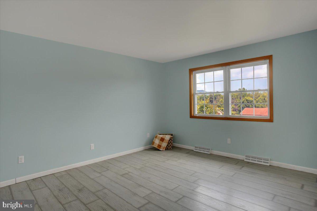 10119 Cardinal Drive Orrstown, PA 17244 - Photo 11 of 39 Living room