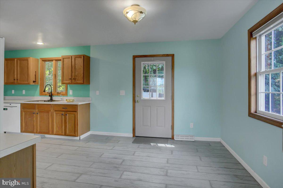 10119 Cardinal Drive Orrstown, PA 17244 - Photo 10 of 39 Open dining & kitchen