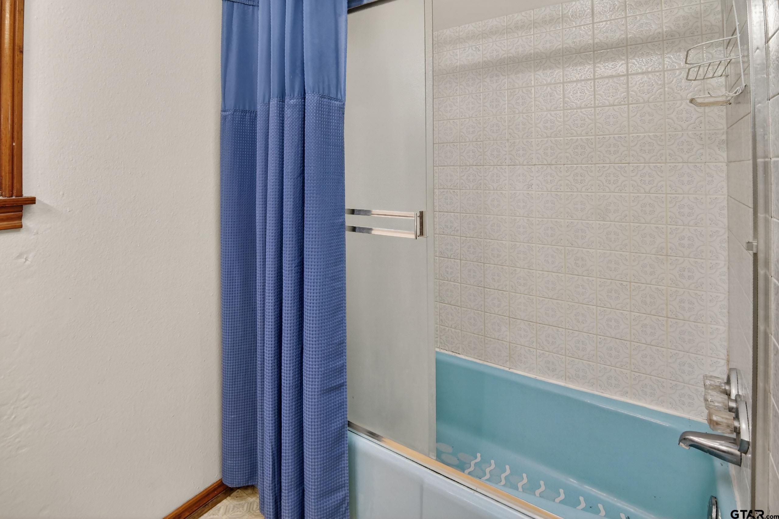 520 County Road 3445 Emory, TX 75440 - Photo 22 of 31 a bathroom with a bathtub