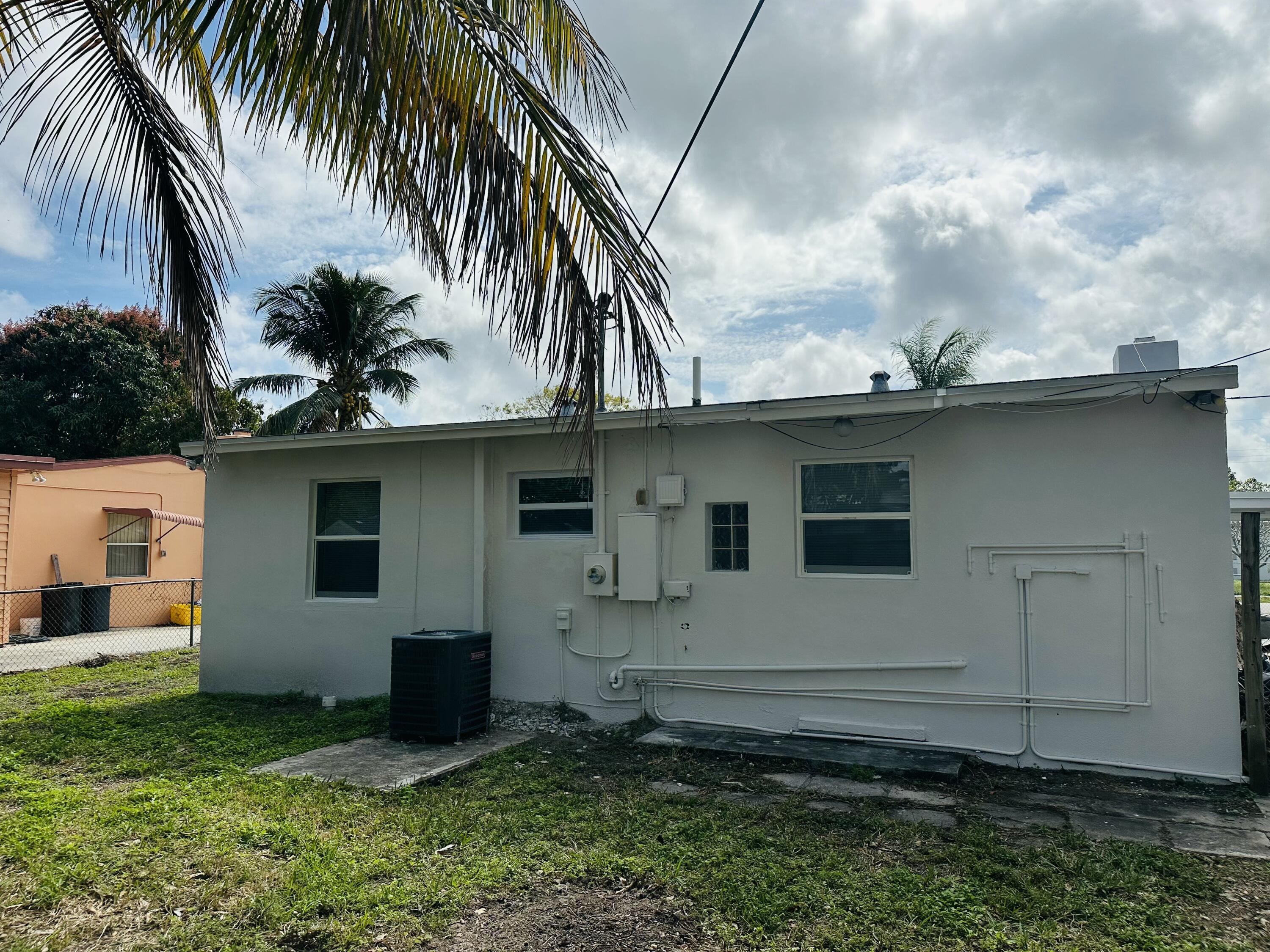 633 Beech Road West Palm Beach, FL 33409 - Photo 4 of 13 IMG_1858