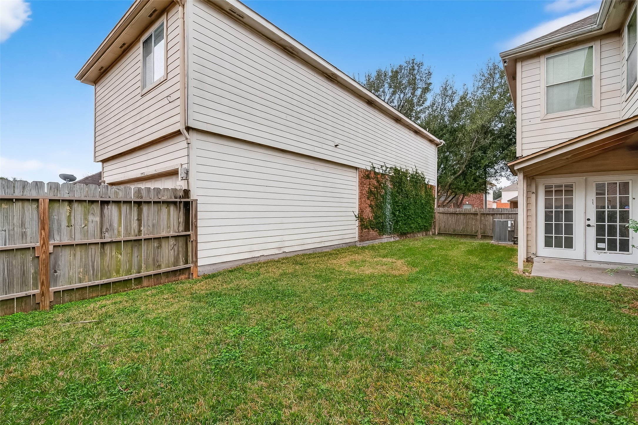 15903 Timber Chase Drive Houston, TX 77082 - Photo 11 of 20 a view of backyard of house with wooden fence