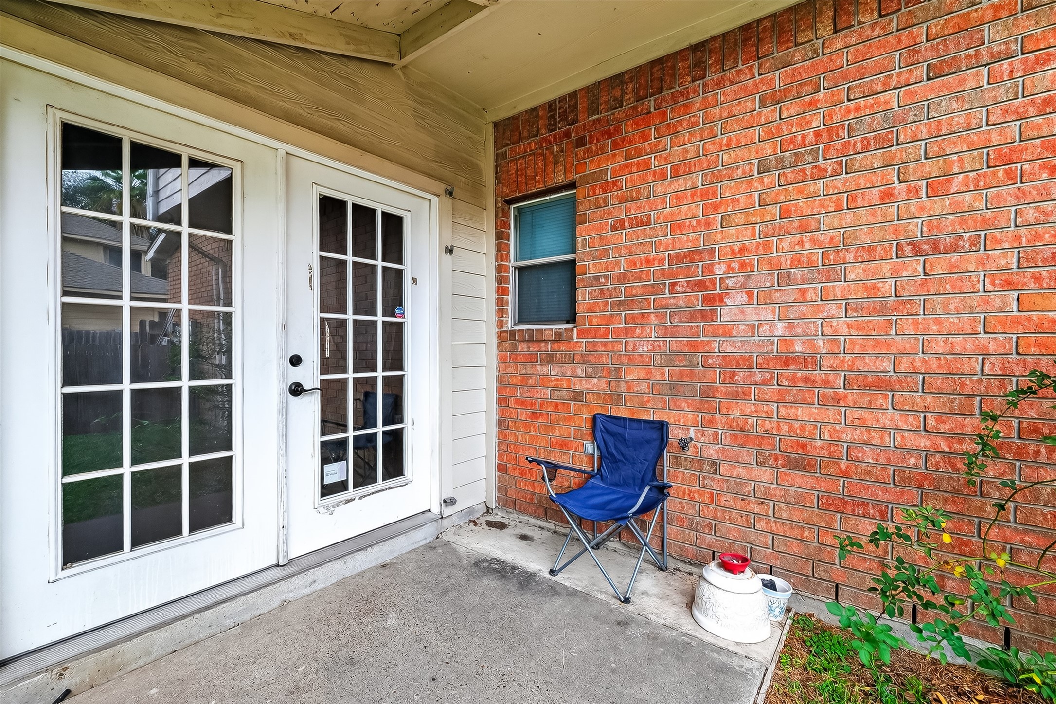 15903 Timber Chase Drive Houston, TX 77082 - Photo 10 of 20 a backyard of a house with outdoor seating