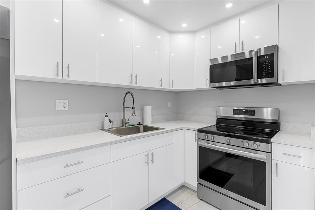 5925 Southwest 36th Court Davie, FL 33314 - Photo 3 of 26