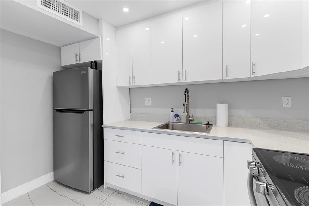 5925 Southwest 36th Court Davie, FL 33314 - Photo 4 of 26