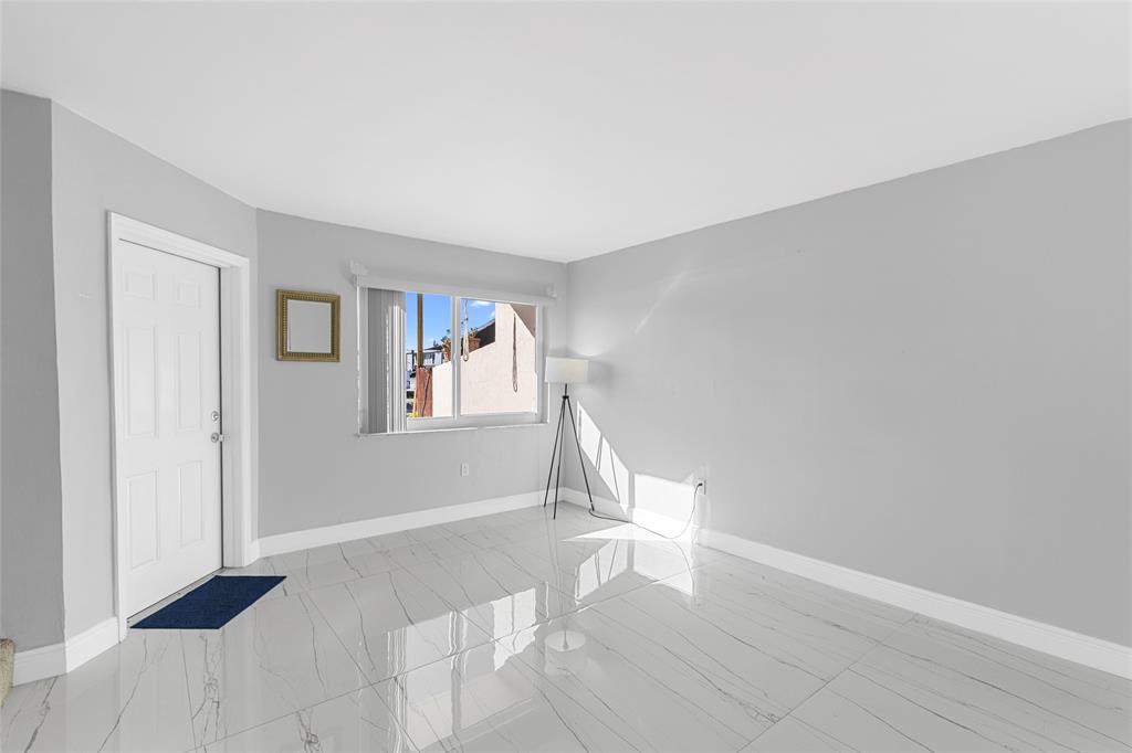 5925 Southwest 36th Court Davie, FL 33314 - Photo 5 of 26