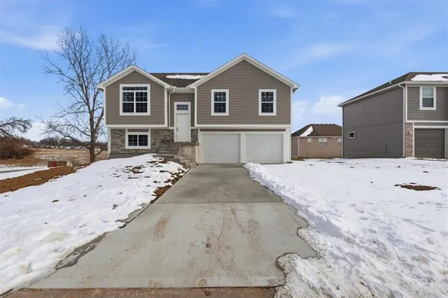 $349,900 | 12701 Applewood Drive, Grandview, MO 64030