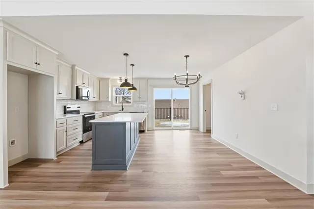 $349,900 | 12701 Applewood Drive, Grandview, MO 64030