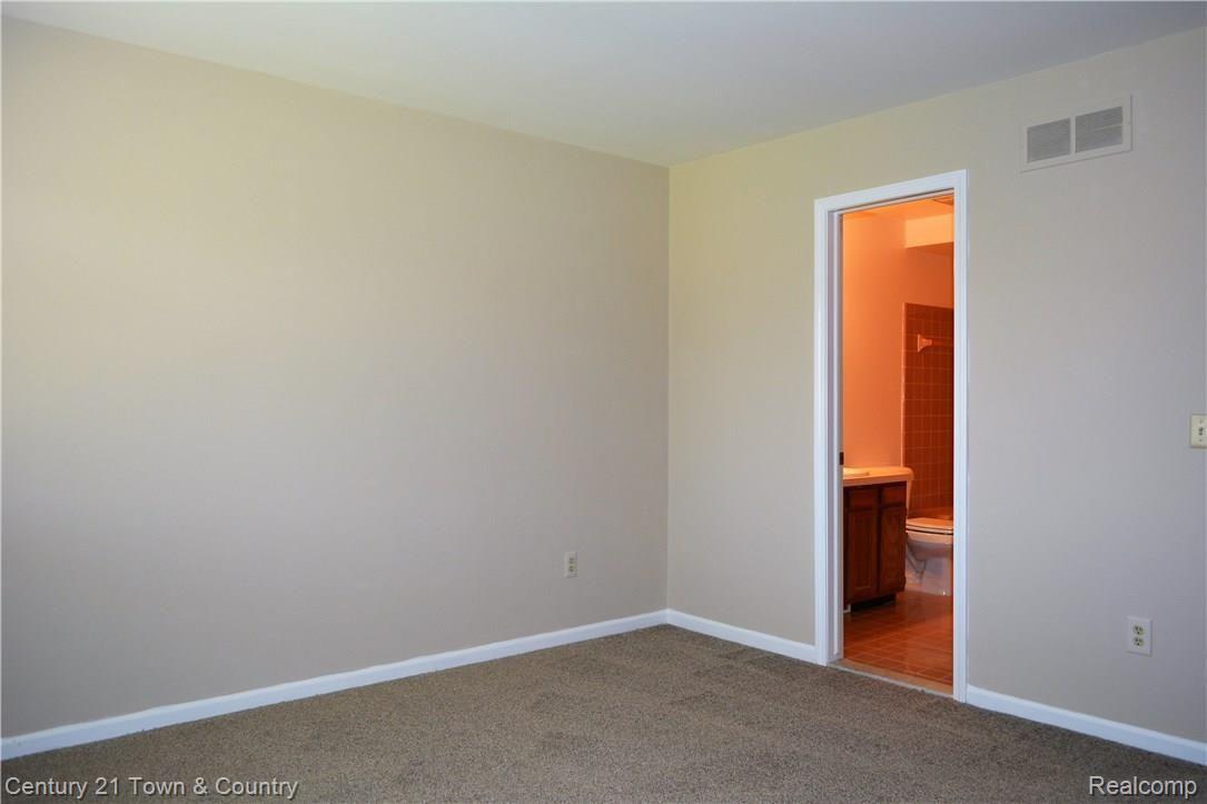 1521 Colony Drive Rochester, MI 48307 - Photo 21 of 37 Master bedroom with en suite bath