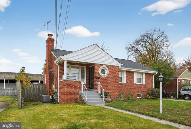 a view of a house with backyard