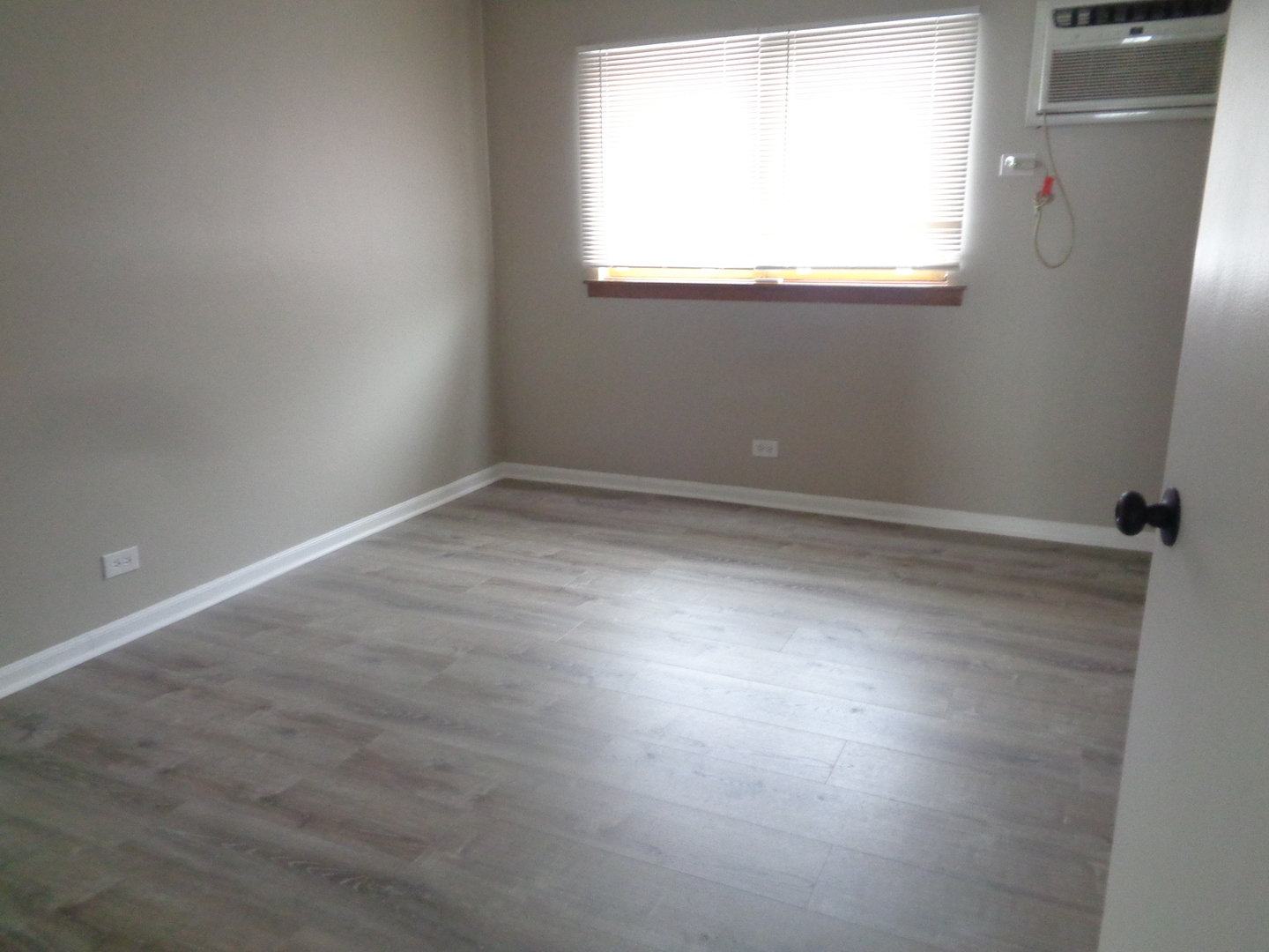 9644 South Kedzie Avenue, Unit 2 Evergreen Park, IL 60805 - Photo 6 of 8 an empty room with a window