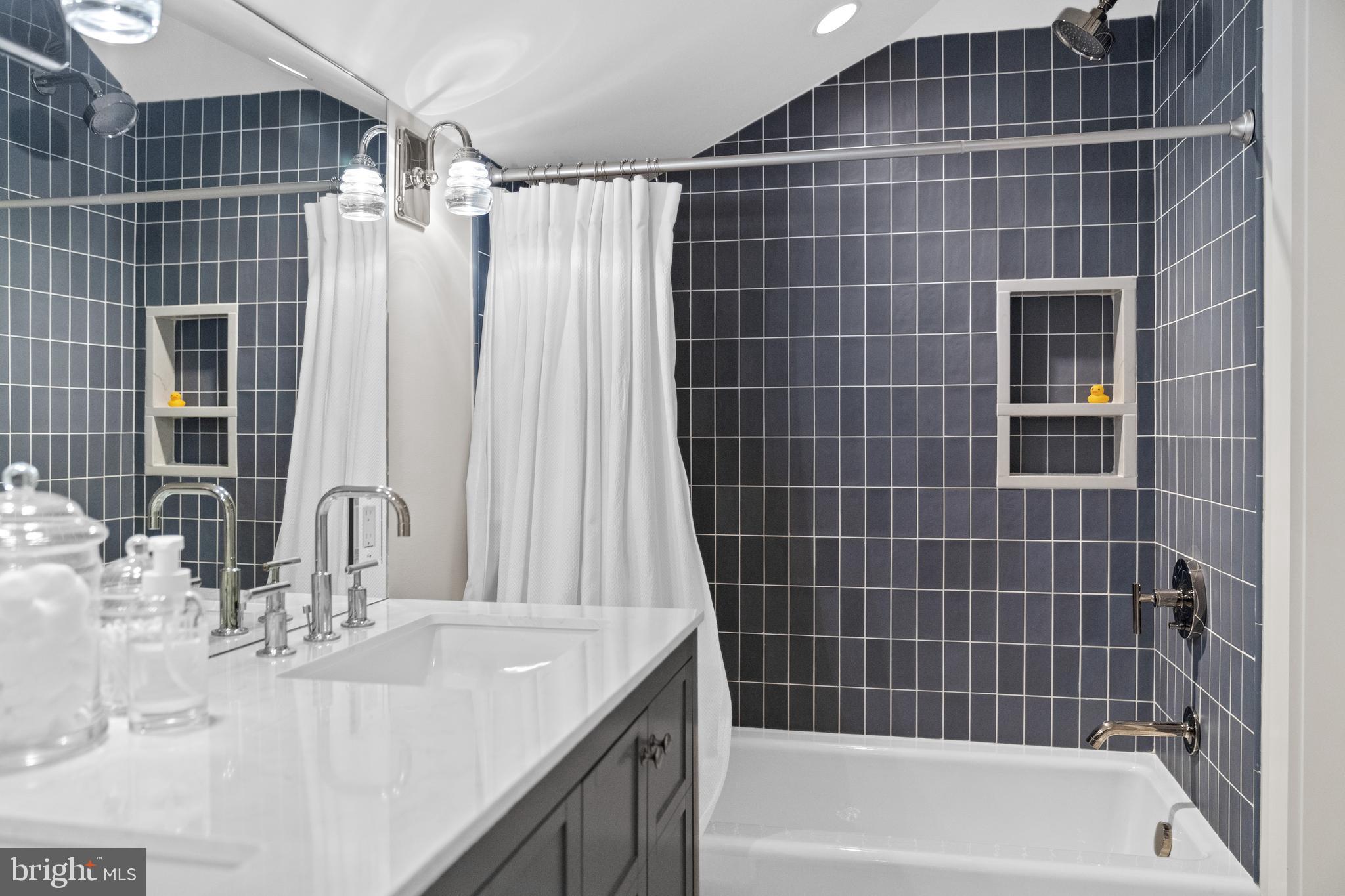 35 Eastern Avenue Annapolis, MD 21403 - Photo 31 of 35 Third Floor Full Bathroom