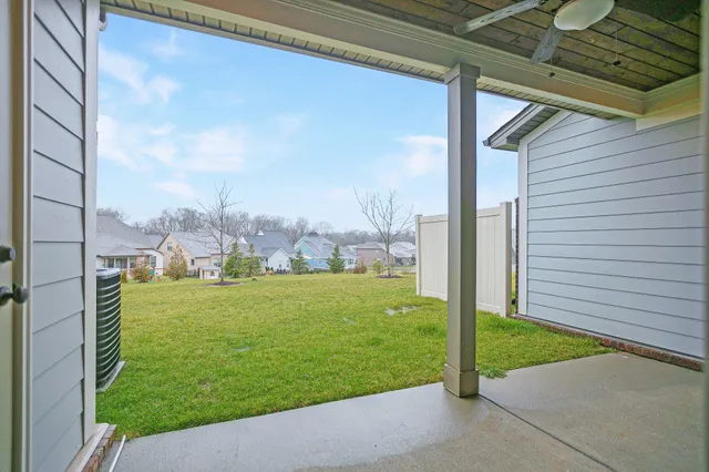 a view of a back yard