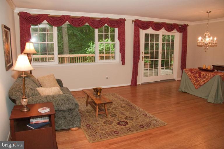 1111 High Country Road Towson, MD 21286 - Photo 3 of 23 Living Room