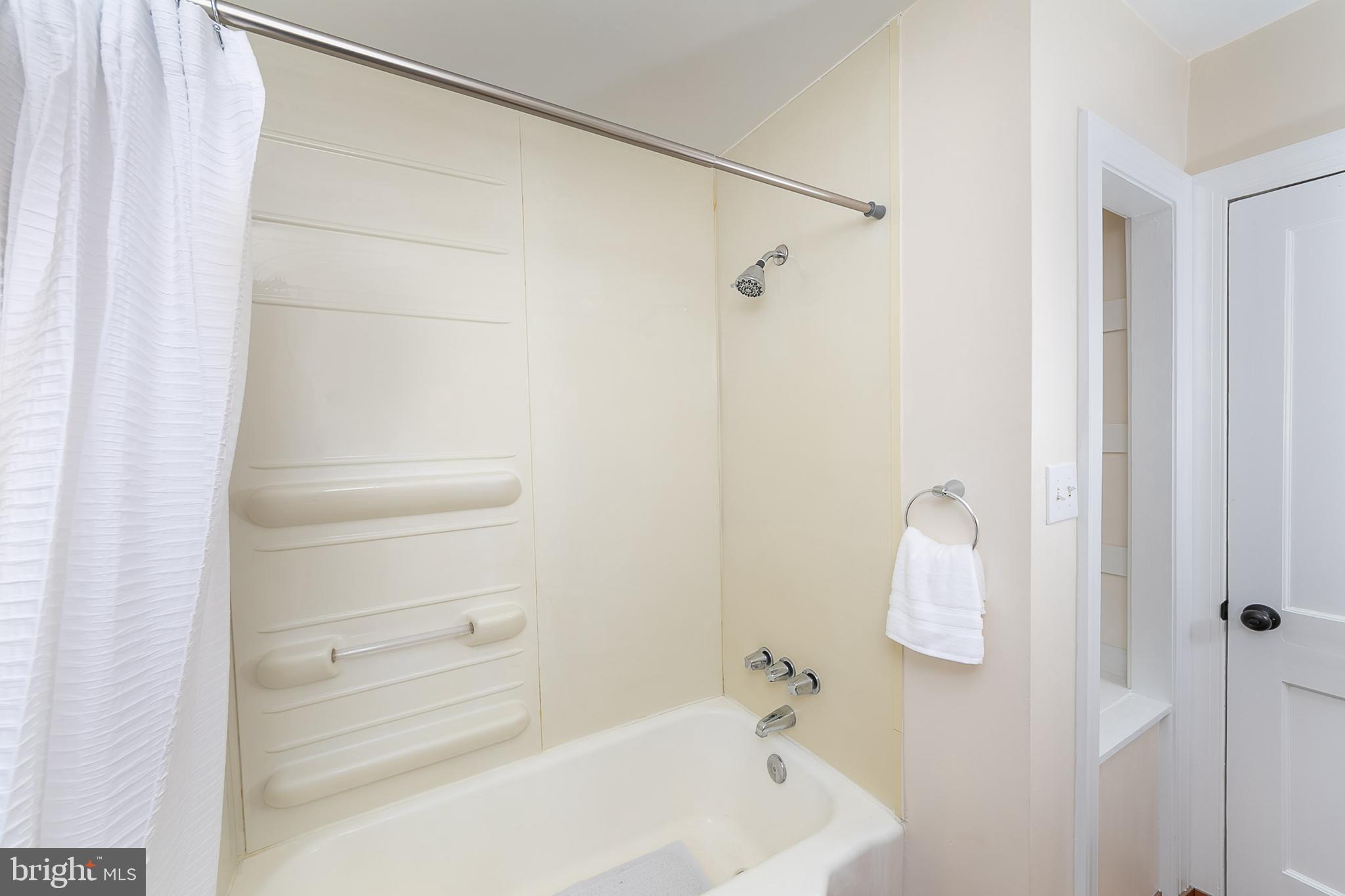 1727 Red Oak Road Baltimore, MD 21234 - Photo 21 of 32 Full Bathroom