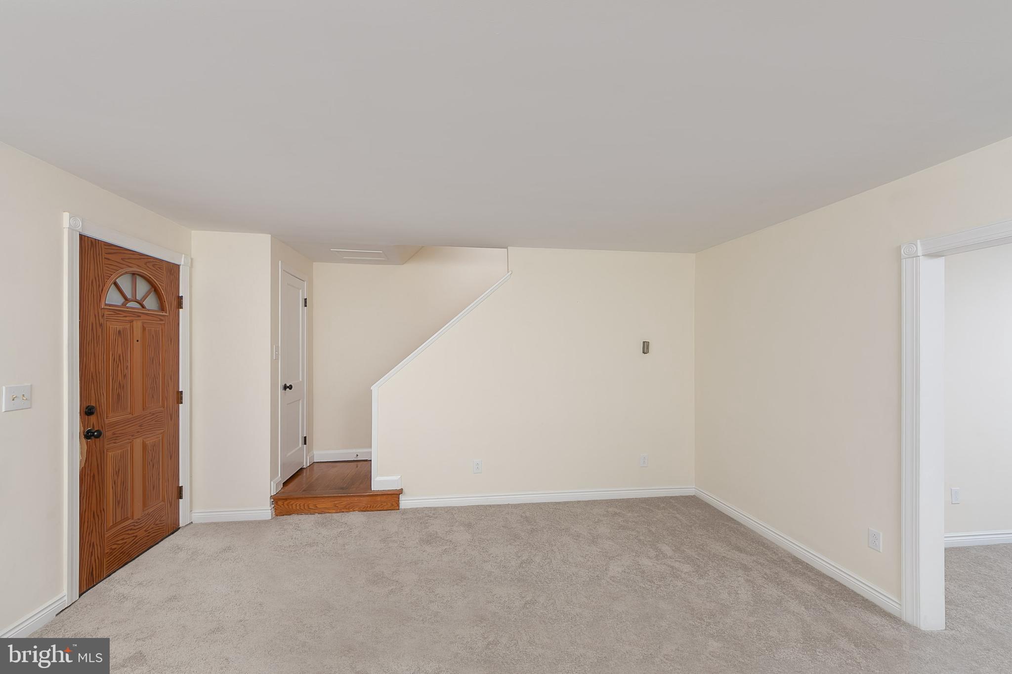 1727 Red Oak Road Baltimore, MD 21234 - Photo 5 of 32 Living Room