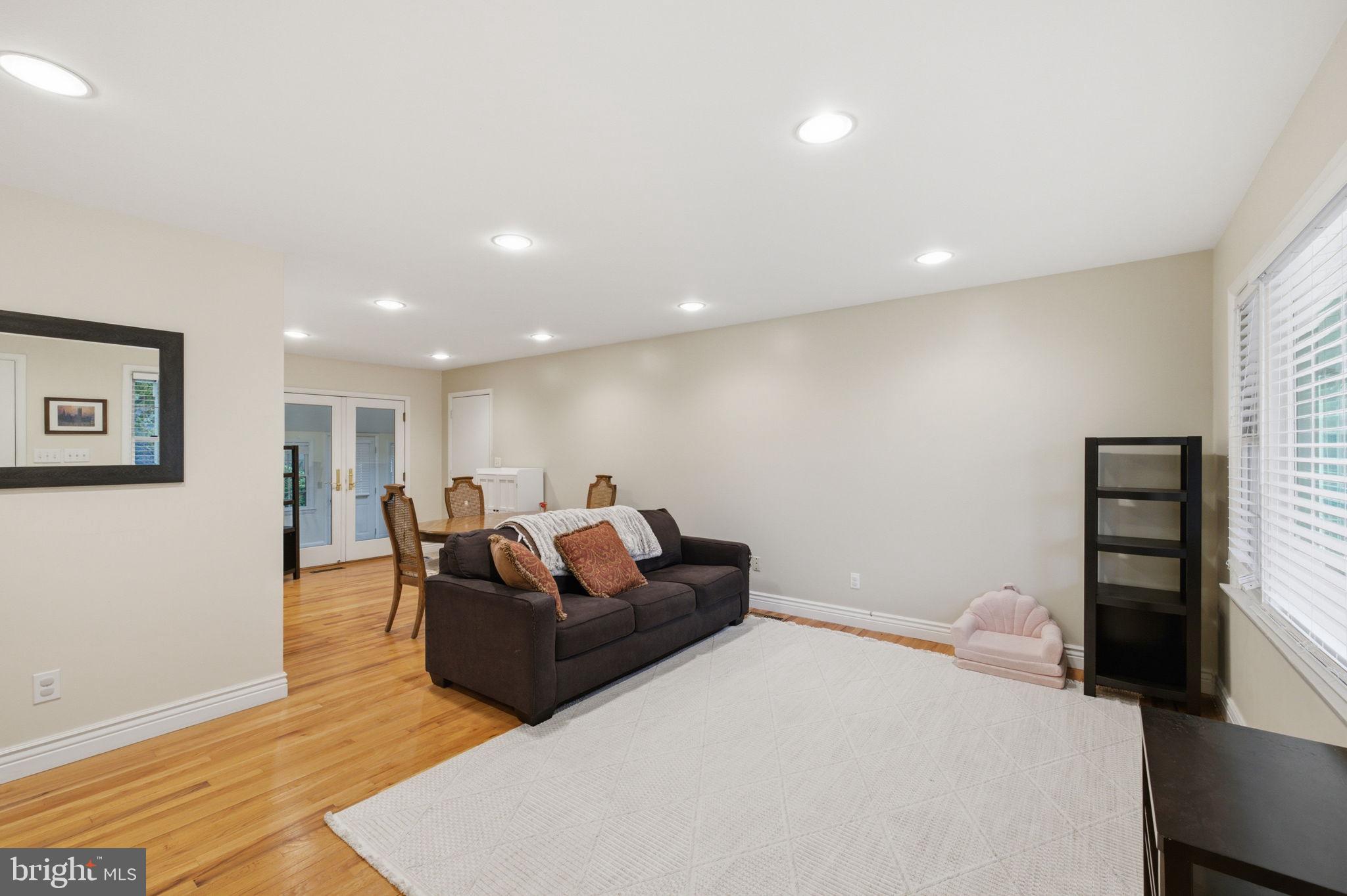 11937 Bayswater Road Gaithersburg, MD 20878 - Photo 7 of 55 Spacious, light-filled living area.