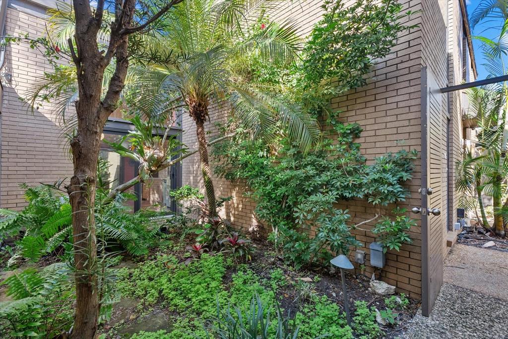 35 Sandy Cove Road, Unit 2A Sarasota, FL 34242 - Photo 34 of 49 a backyard of a house with lots of green space