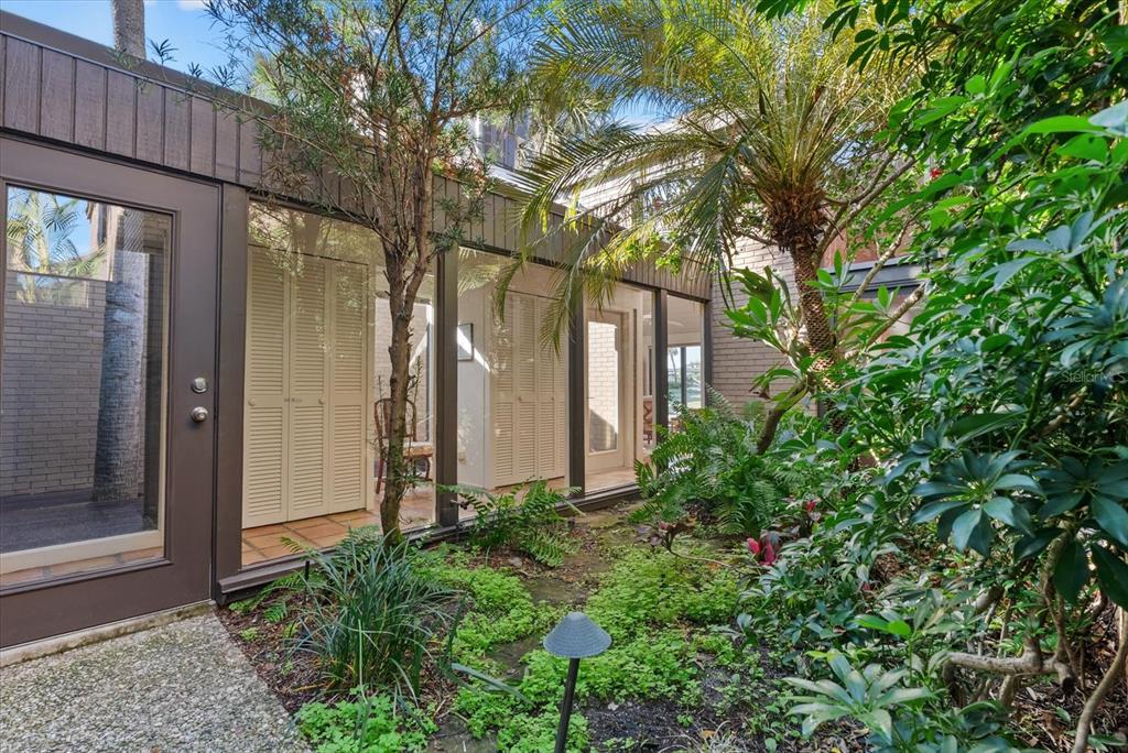 35 Sandy Cove Road, Unit 2A Sarasota, FL 34242 - Photo 6 of 49 a backyard of a house with lots of green space