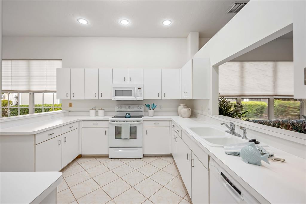 547 Fallbrook Drive Venice, FL 34292 - Photo 8 of 79