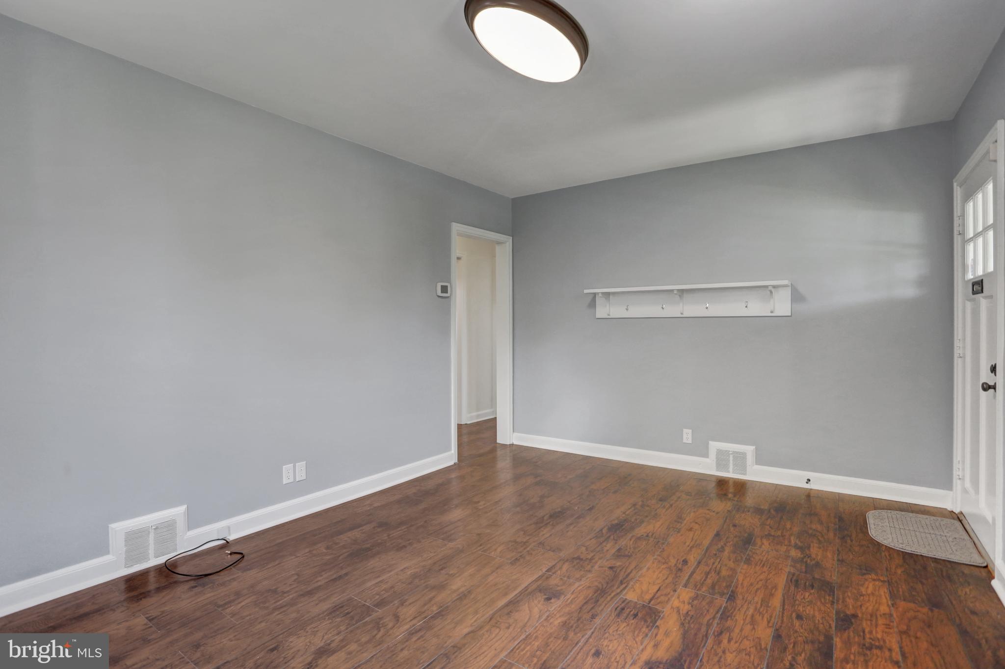 1057 Fairview Road Hagerstown, MD 21742 - Photo 5 of 32 Living Room