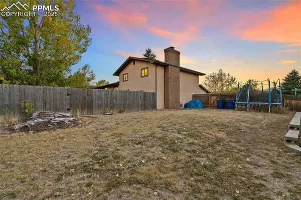 a view of a backyard