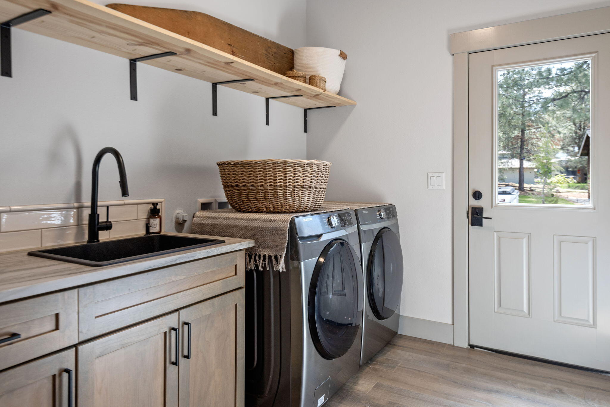 69270 Lariat Sisters, OR 97759 - Photo 26 of 47 Laundry Room