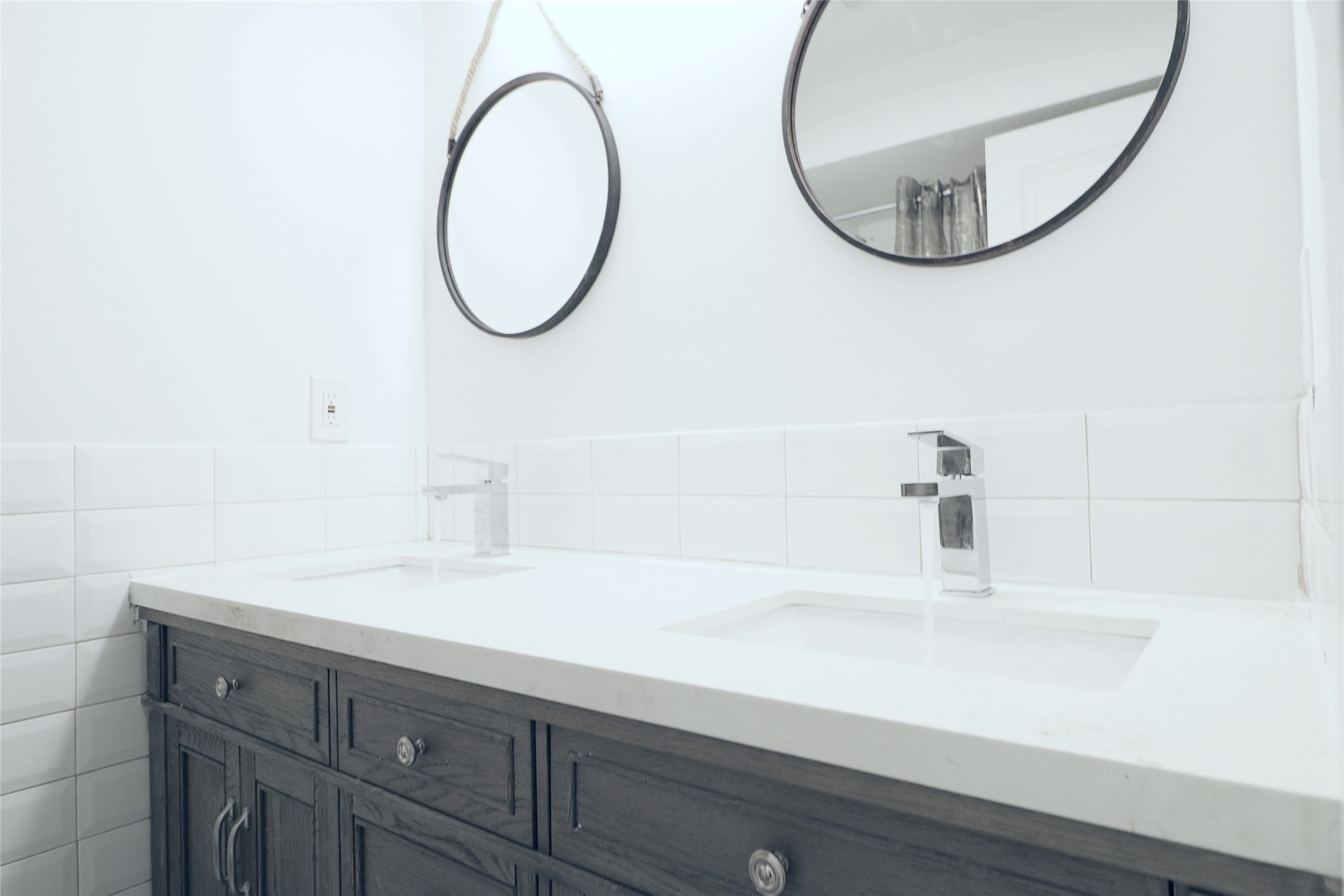 412 Pacific Street, Unit 2G Houston, TX 77006 - Photo 7 of 14 a bathroom with a sink and a mirror