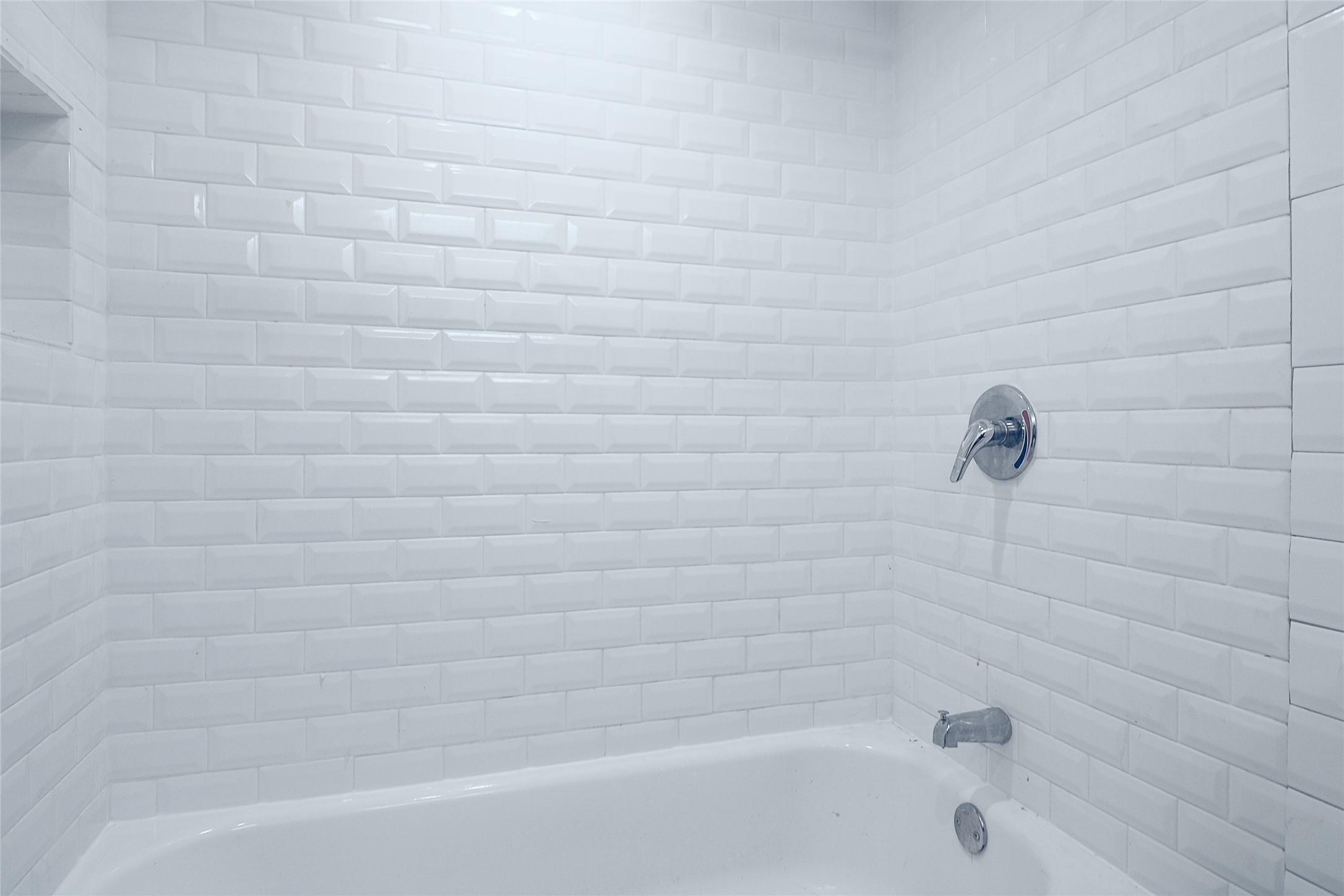 412 Pacific Street, Unit 2G Houston, TX 77006 - Photo 8 of 14 a close up of a bathtub