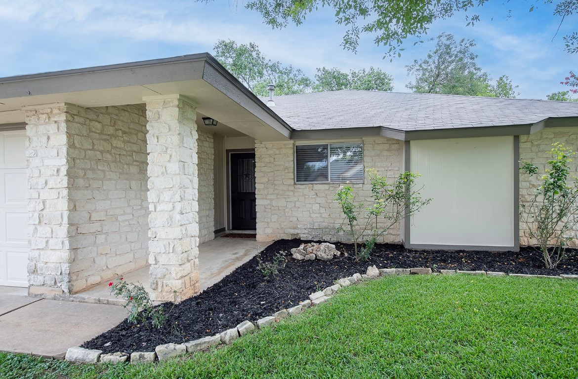 910 Garden View Drive Georgetown, TX 78628 - Photo 27 of 28 a view of a backyard with potted plants