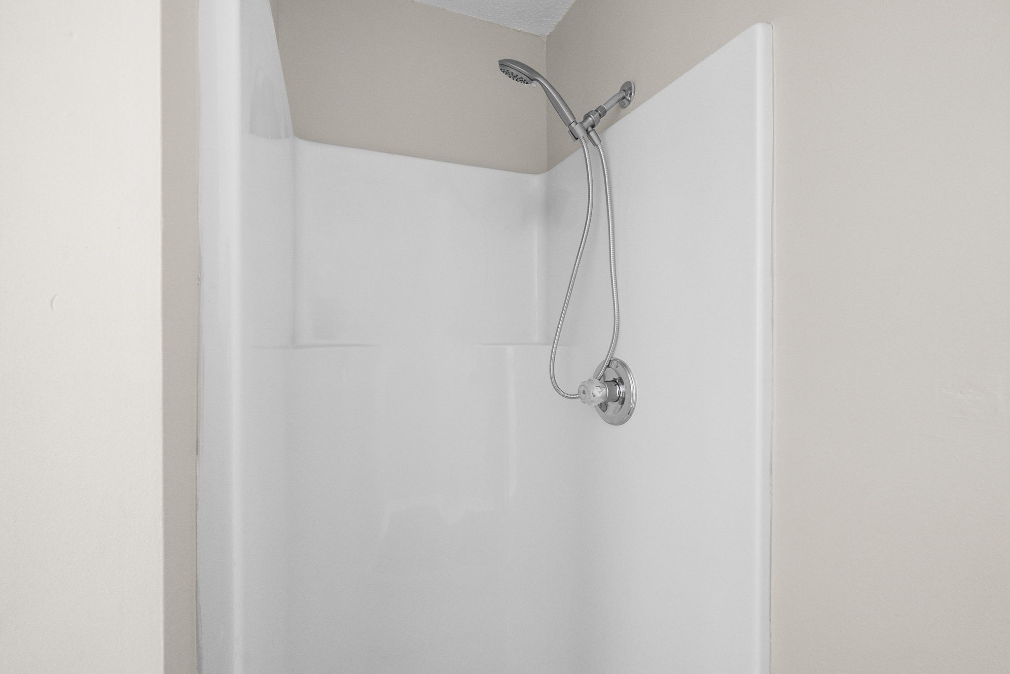 1957 Timberline Circle Oak Grove, KY 42262 - Photo 17 of 29 a bathroom with a shower