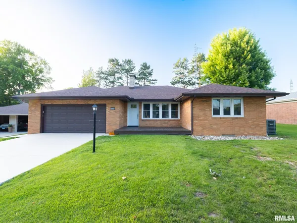 $269,900 | 375 North Sycamore Terrace, Canton, IL 61520