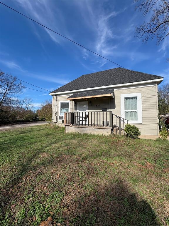 a view of a house with a yard