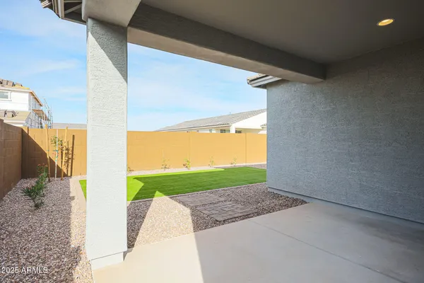 a view of a back yard