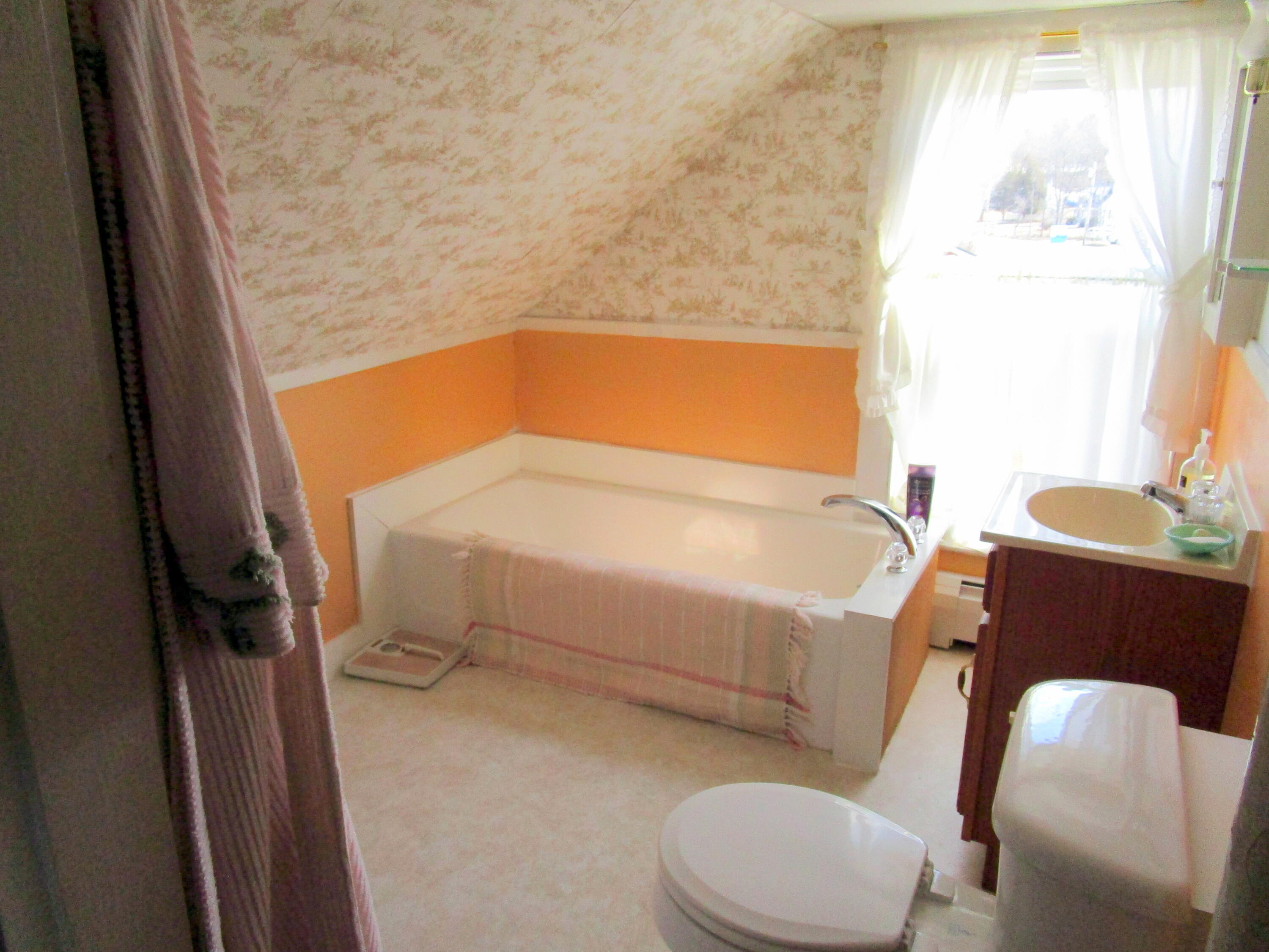 1278 Main Street Clinton, ME 04927 - Photo 15 of 21 Full bath