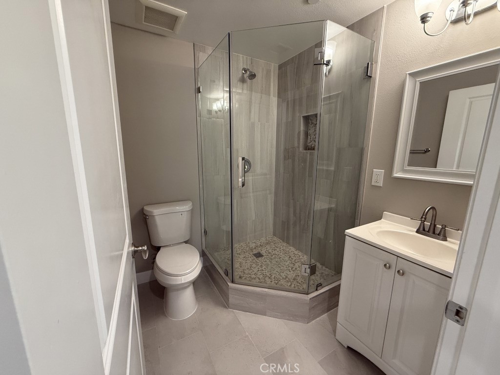 122 Overbrook Irvine, CA 92620 - Photo 12 of 17 Second Bath