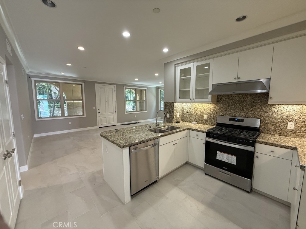122 Overbrook Irvine, CA 92620 - Photo 2 of 17 Entrance