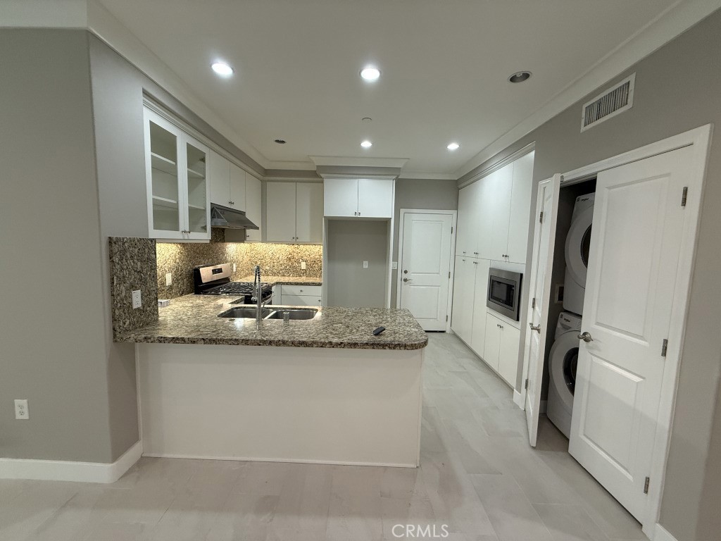 122 Overbrook Irvine, CA 92620 - Photo 5 of 17 Kitchen