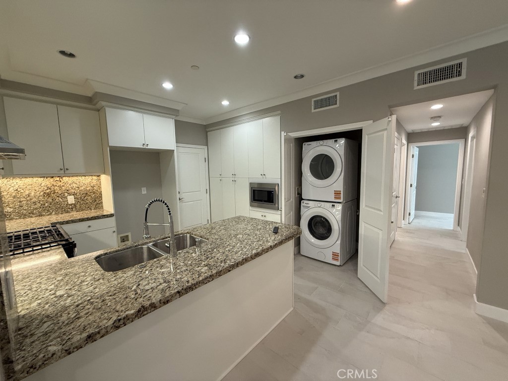 122 Overbrook Irvine, CA 92620 - Photo 6 of 17 Kitchen