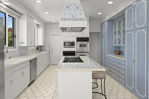 $8,295,000 | 8390 Prestwick Drive, La Jolla, CA 92037