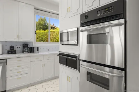 $8,295,000 | 8390 Prestwick Drive, La Jolla, CA 92037