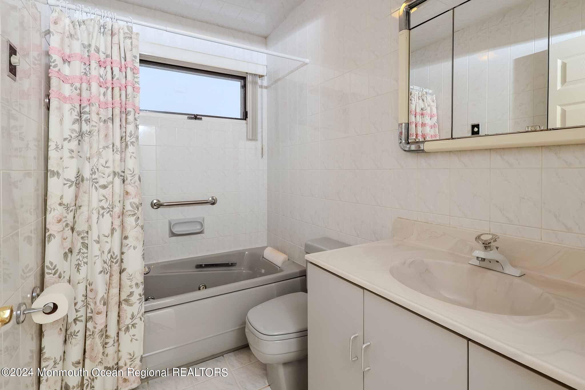 504 Roberta Road Neptune Township, NJ 07753 - Photo 9 of 24 ROBERTA Main Bath