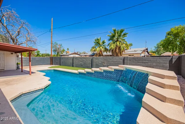 a view of a backyard