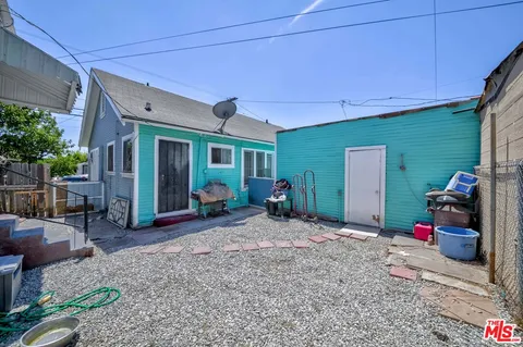 a view of a house with backyard