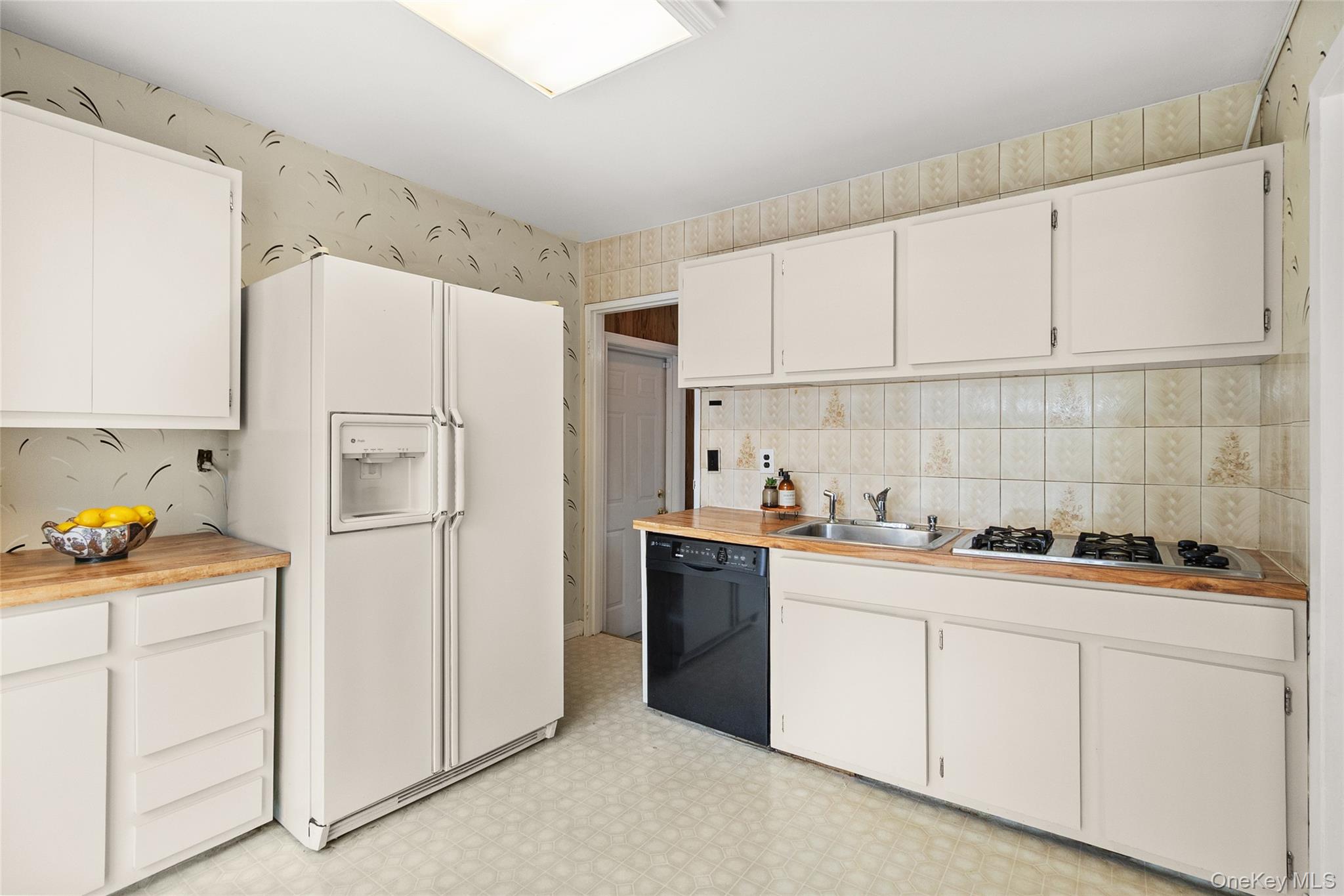 69 Amsterdam Road Smithtown, NY 11787 - Photo 8 of 22 Kitchen