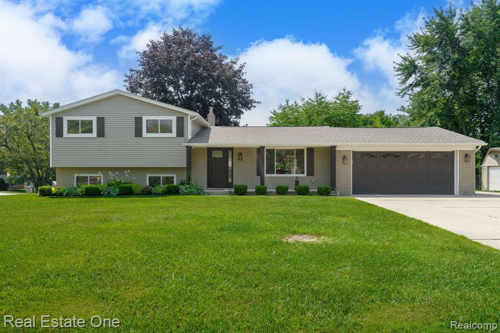 9545 Crown Ridge Road White Lake, MI 48386 - Photo 4 of 40 Gallery Image 4