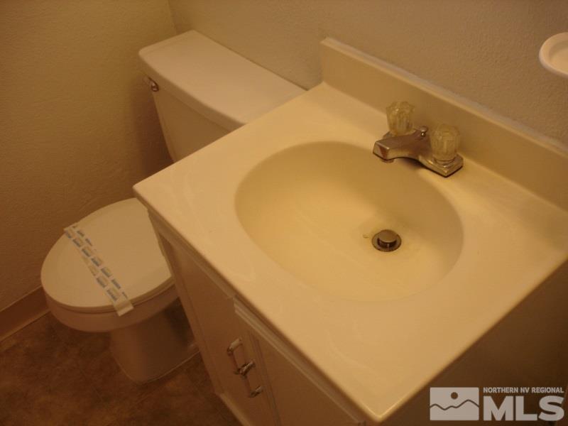 911 Bates Avenue Reno, NV 89502 - Photo 9 of 10 a bathroom with a tub